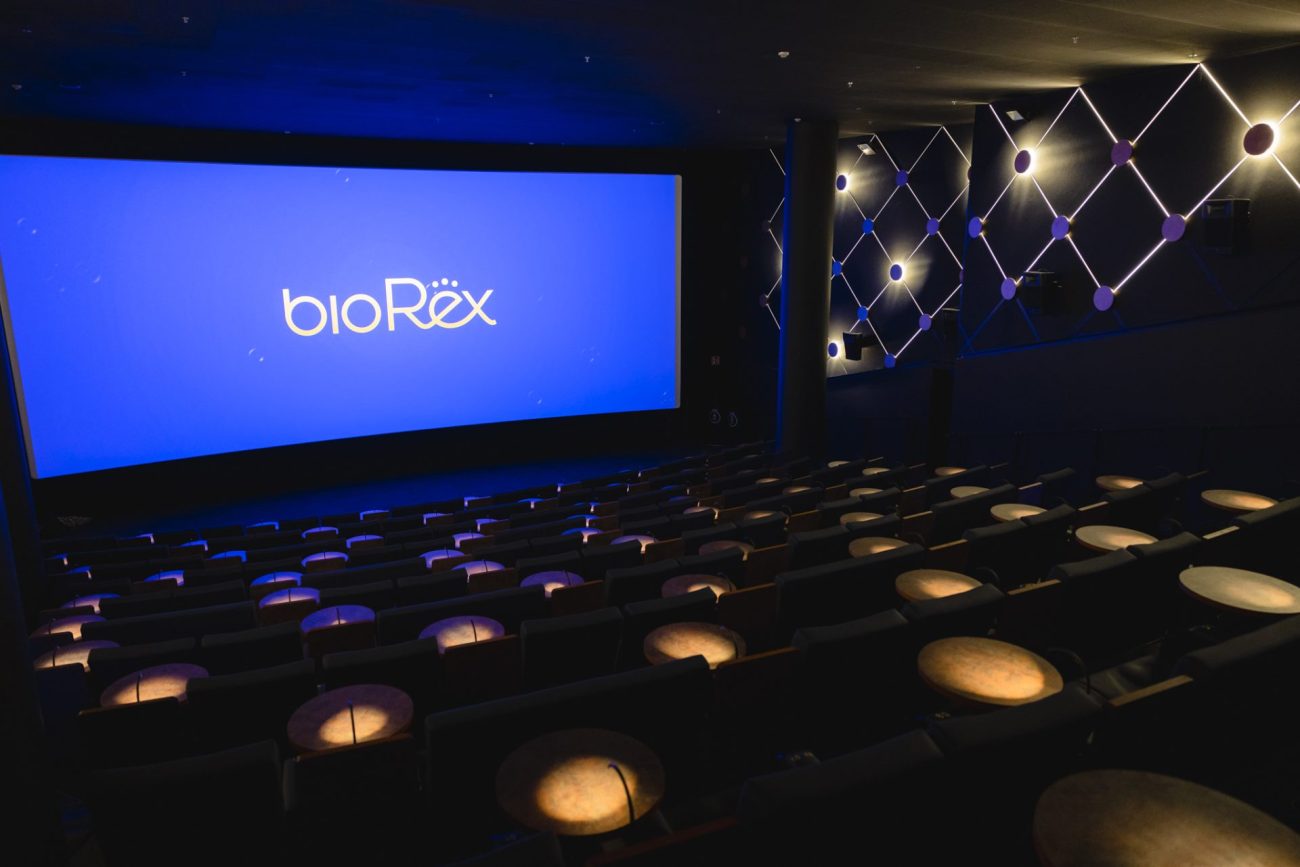 BioRex-elokuvateatterin tyylikäs elokuvasali kuvattuna takariviltä.