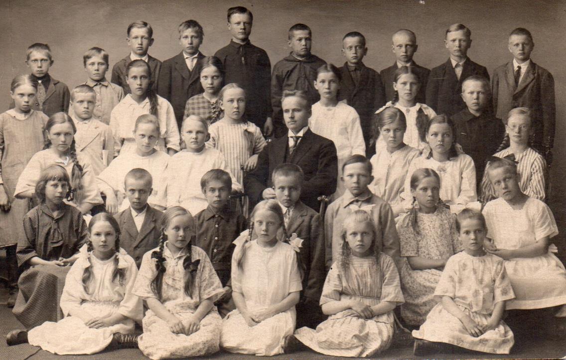 Kuva: Iisalmen kaupunginkirjast on digitoidut kotiseutuaineistot, Idyllinen Iisalmi kokoelma. Ryhmäkuva/koulukuva vuodelta 1923.